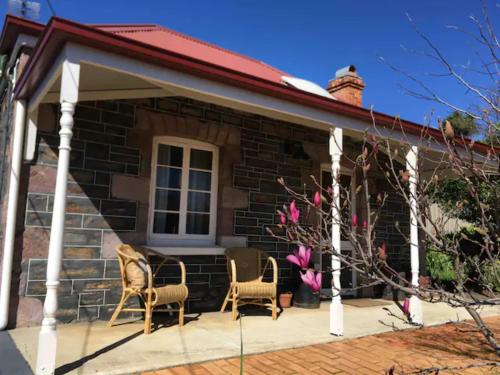 Randell Cottage - Adelaide Hills - Cosy Rustic Hideaway