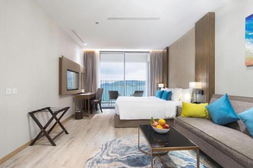 Deluxe Suite with Sea View image 10