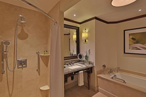 Premium King Room - Club Lounge Access image 4