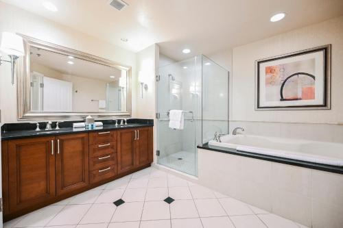 MGM Signature Towers, Balcony Suite, Strip View - NO RESORT FEES!, Las Vegas (photo 7)