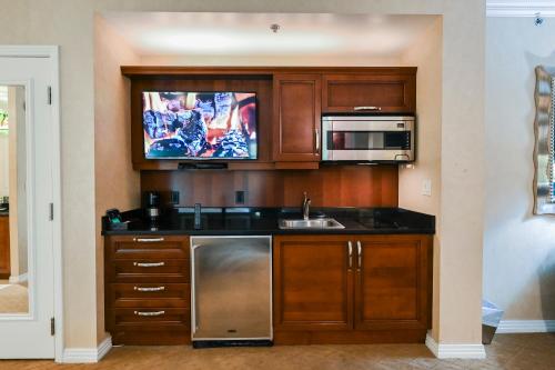 MGM Signature Towers, Balcony Suite, Strip View - NO RESORT FEES!, Las Vegas (photo 8)