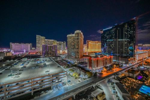 MGM Signature Towers, Balcony Suite, Strip View - NO RESORT FEES!, Las Vegas (photo 10)