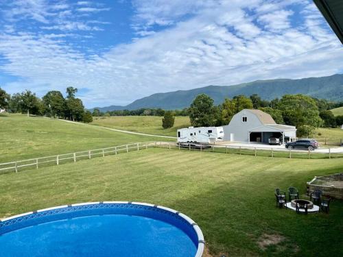 Forbidden Retreat Mountain View Private pool Hot tub Game room Movie theater in Sevierville, USA