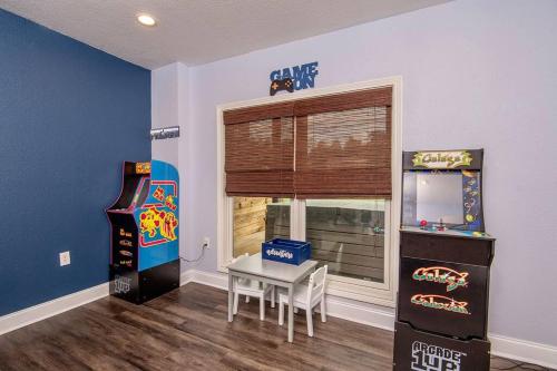 Forbidden Retreat Mountain View Private pool Hot tub Game room Movie theater in Sevierville, USA