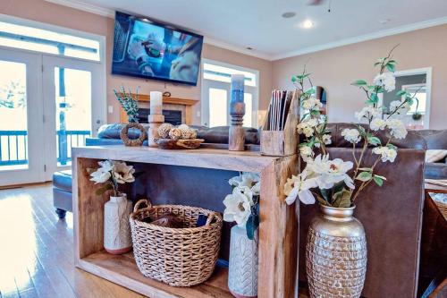 Forbidden Retreat Mountain View Private pool Hot tub Game room Movie theater in Sevierville, USA