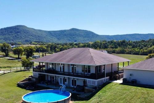 Forbidden Retreat Mountain View Private pool Hot tub Game room Movie theater in Sevierville, USA