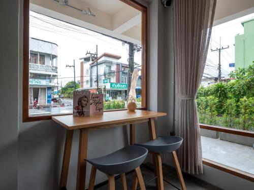 Restaurant, Moonlight Cafe and Hotel in Tha Sala