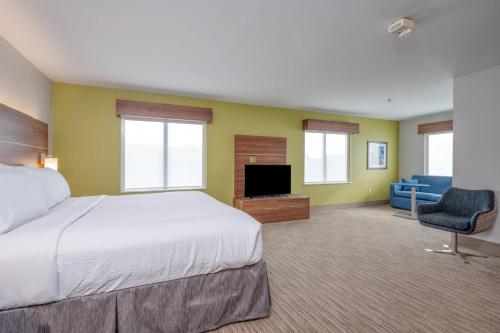 1 king bed, 1 sofa bed