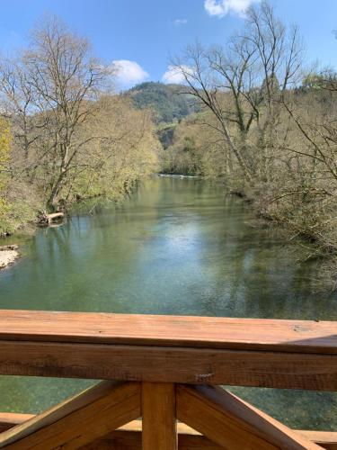 LA CASA AZUL, en plena naturaleza con Piscina, jardín, barbacoa, saltador y acceso al río Asón