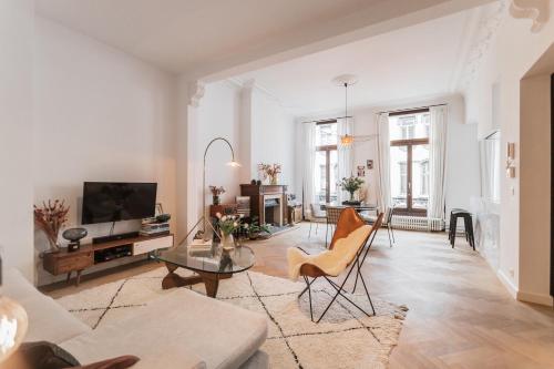 Traditional chic, High Ceilings' apt Aircos Fiber and Garage, Antverpy