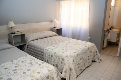 1 queen bed, 1 twin bed