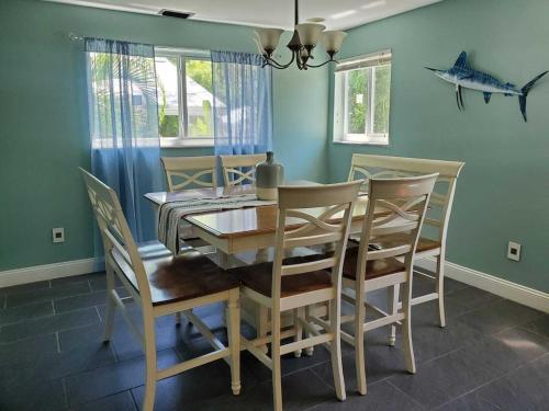 KL Retreat 4BR4BTH with Jacuzzi and game room! in Key Largo, USA