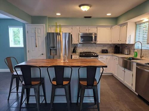 KL Retreat 4BR4BTH with Jacuzzi and game room! in Key Largo, USA