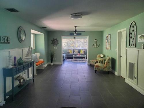 KL Retreat 4BR4BTH with Jacuzzi and game room! in Key Largo, USA