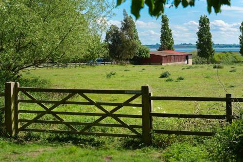 The Wobbin, Remote, Comfort, Sea Views and the beautiful Essex Marshes