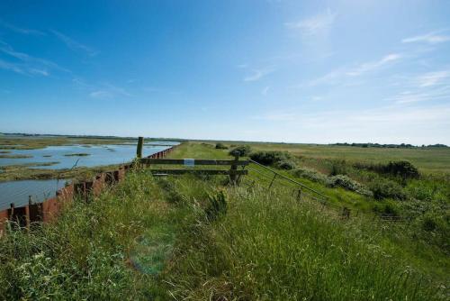 The Wobbin, Remote, Comfort, Sea Views and the beautiful Essex Marshes