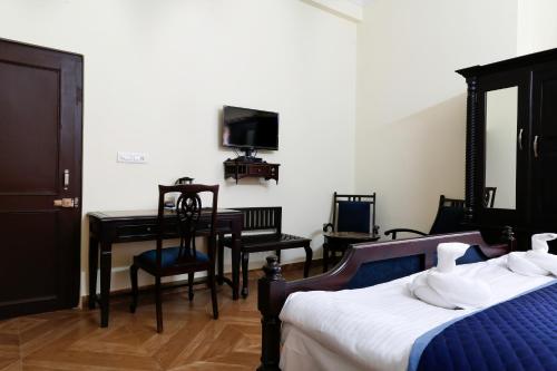 Deluxe King Room image 10
