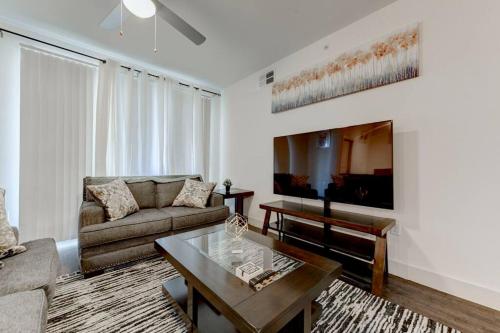 Cozy 2-bedroom apartment with pool view @ Domain Northside