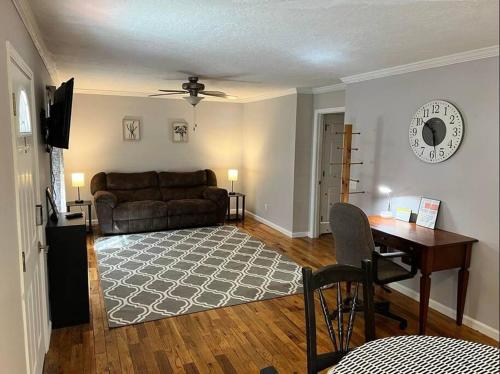 Cozy 2 Bedroom Townhouse Near Lake and Restaurants