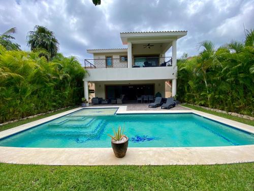 Casa Arnold - Luxurious 4 bedroom villa with pool in Puerto Aventuras, Mexico