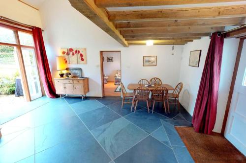 Viesnīcas āriene, BUCKLAND BREWER COB BARN 2 Bedrooms in Īstputforda