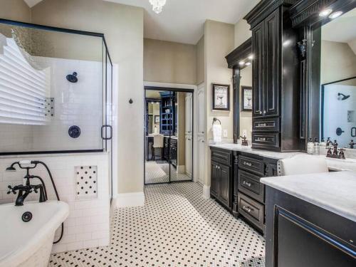 Executive home w/Study + pool near Lake in Rockwall, USA