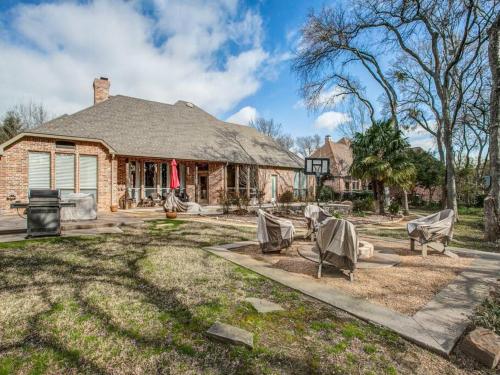 Executive home w/Study + pool near Lake in Rockwall, USA