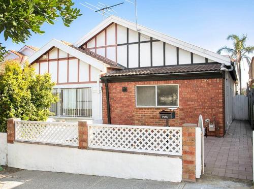 2 Bedroom House Moments from Bondi Beach