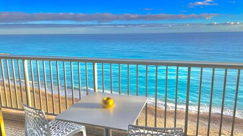 SEAVIEWS BY JENNI MENTON, LA SUITE, Superbe Front de mer, top emplacement avec terrasse et parking! - Location saisonnière - Menton