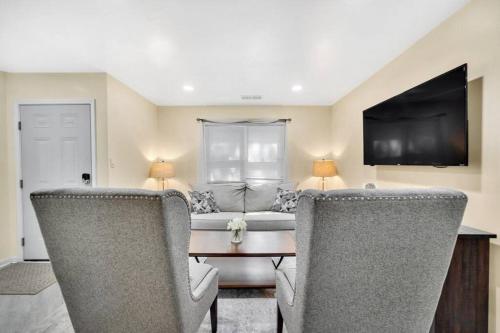 Cozy 2 Bedroom Pineville-Matthews Duplex Sleeps 8 in Charlotte, USA