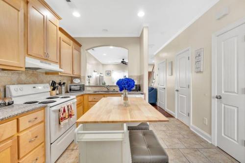 Cozy 2B Townhouse King Bed Free Parking TV in BRs in Concord, USA
