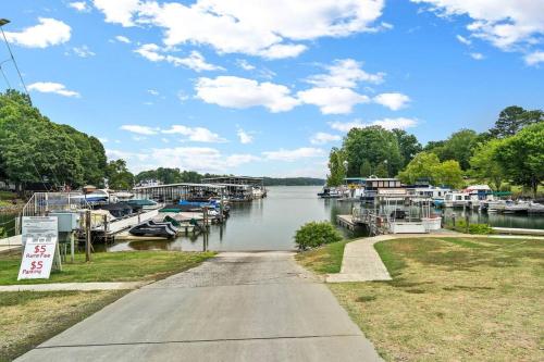 Cozy Lake Home - Jacuzzi King Bed Marina Access