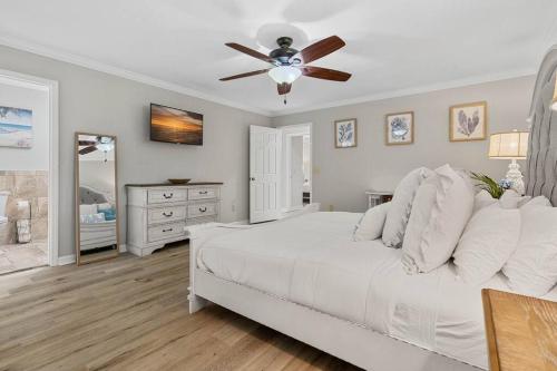 Cozy Lake Home - Jacuzzi King Bed Marina Access in Mooresville, USA