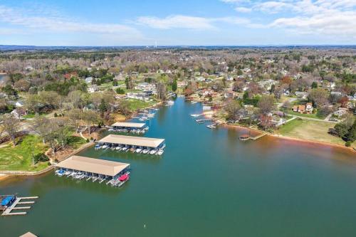 Cozy Lake Home - Jacuzzi King Bed Marina Access