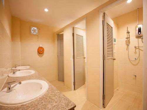 Single Bed in Mixed Dormitory Room