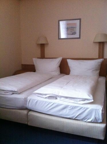 2 twin beds