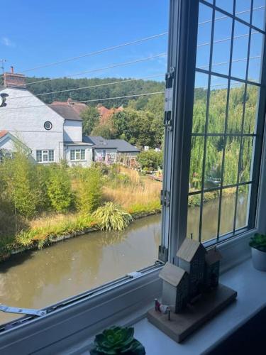 Hidden Gem Canal Facing Retreat with lovely walks in Hopwas