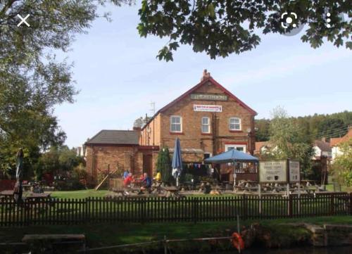 Hidden Gem Canal Facing Retreat with lovely walks in Hopwas