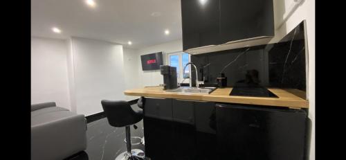 Bella vita - Studio tout équipé - Tv Netflix - centre ville 100m- Gare 50m - Basilique 200m (Bella vita - Studio tout equipe - Tv Netflix - centre ville 100m- Gare 50m - Basilique 200m) in ลิซิเออ