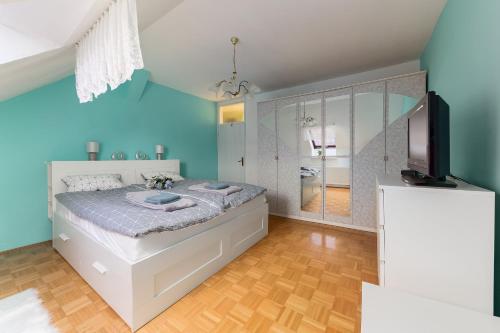 2 bedrooms, 4 beds