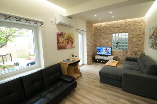 Brand new apartment with hidden garden, Atény