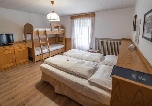 1 queen bed, 1 bunk bed