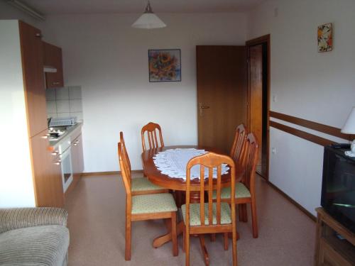 Konyha, Prenocisca Jezero in Grahovo