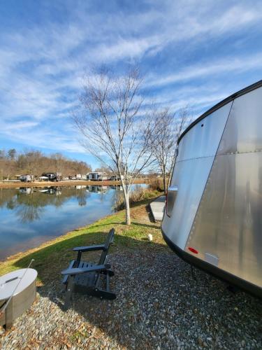 Flamingo Ridge - Lakeside Airstream in Blue Ridge