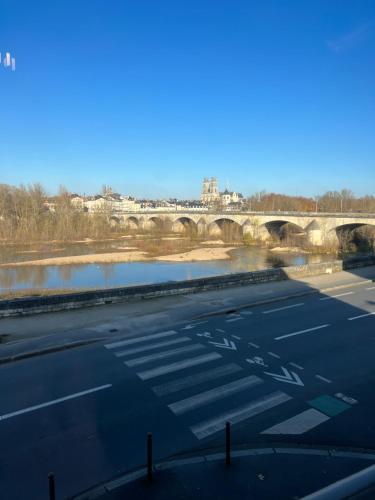 Cosy Loire, T2 neuf, front de Loire ,vue cathédrale,5min à pied centre ville et parking privé, Orléans