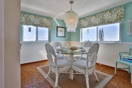 615 - Sunset Chateau in St Pete Beach, USA