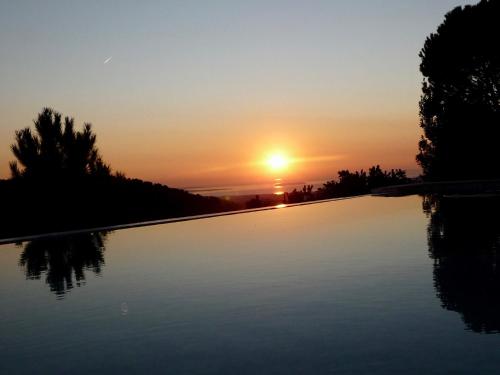 Swimming pool, Luxury Villa, Amazing View on Cannes Bay, Close to Beach, Free Tennis Court, Bowl Game in L'Escaillon
