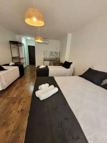 1 queen bed, 2 twin beds