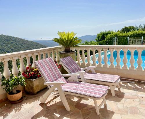 Swimming pool, Luxury Villa, Amazing View on Cannes Bay, Close to Beach, Free Tennis Court, Bowl Game in L'Escaillon
