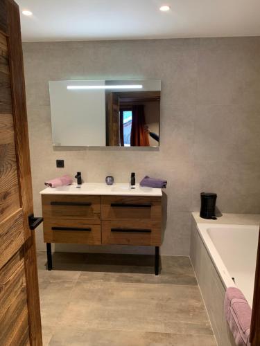 Bathroom, Le Cheval Blanc, Ski aux pieds in Le Raffort